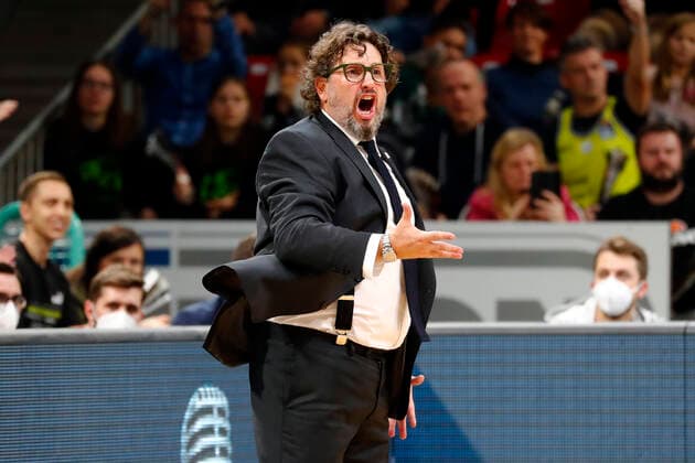 6. Spieltag der easyCredit BBL Basketball Bundesliga in der Oberfrankenhalle in Bayreuth Saison 2021-2022 Medi Bayreuth gegen FC Bayern München Andrea Trinchieri (FC Bayern München) Trainer