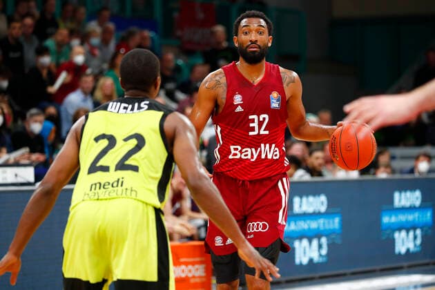 6. Spieltag der easyCredit BBL Basketball Bundesliga in der Oberfrankenhalle in Bayreuth Saison 2021-2022 Medi Bayreuth gegen FC Bayern München Cameron Wells ( Medi Bayreuth 22) links Darrun Hilliard (FC Bayern München 32) rechts