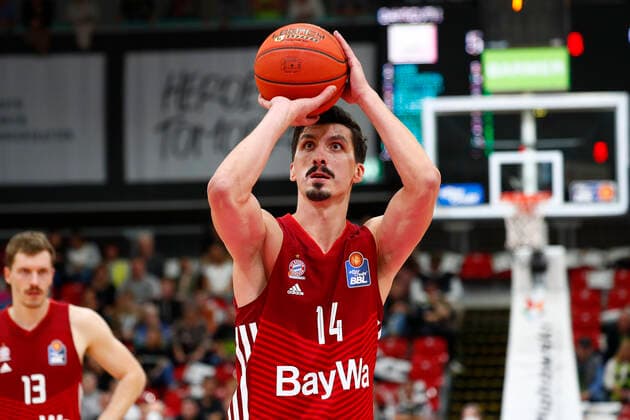 6. Spieltag der easyCredit BBL Basketball Bundesliga in der Oberfrankenhalle in Bayreuth Saison 2021-2022 Medi Bayreuth gegen FC Bayern München Nihad Dedovic (FC Bayern München14)