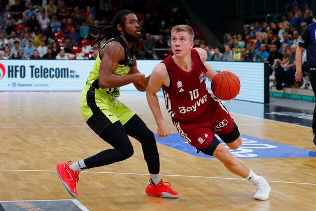6. Spieltag der easyCredit BBL Basketball Bundesliga in der Oberfrankenhalle in Bayreuth Saison 2021-2022 Medi Bayreuth gegen FC Bayern München Marcus Thornton ( Medi Bayreuth 3) links Ognjen Jaramaz (FC Bayern München 10) rechts