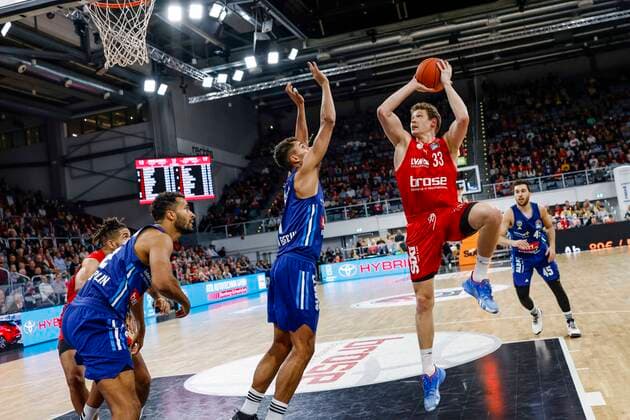 rechts Patrick Heckmann (Brose Bamberg, 33) links Johannes Thiemann (Alba Berlin, 32) Mitte Oscar da Silva (Alba Berlin, 01) Brose Bamberg - Alba Berlin - easyCredit-BBL - Basketball Bundesliga Saison 2021 22 Spieltag 6, 31.10.2021 Bamberg, Brose Arena Copyright: DanielxLöb