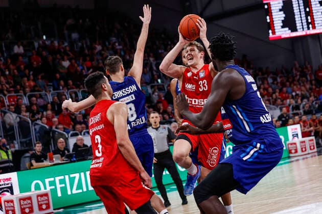 2.v.r. Patrick Heckmann (Brose Bamberg, 33) rechts Christ Koumadje (Alba Berlin, 21) links Marcus Eriksson (Alba Berlin, 08) Brose Bamberg - Alba Berlin - easyCredit-BBL - Basketball Bundesliga Saison 2021 22 Spieltag 6, 31.10.2021 Bamberg, Brose Arena Copyright: DanielxLöb