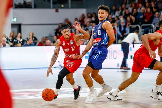 links Justin Robinson (Brose Bamberg, 12) rechts Maodo Lo (Alba Berlin, 00) Brose Bamberg - Alba Berlin - easyCredit-BBL - Basketball Bundesliga Saison 2021 22 Spieltag 6, 31.10.2021 Bamberg, Brose Arena Copyright: DanielxLöb