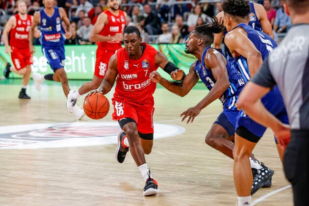 links Shannon Scott (Brose Bamberg, 07) rechts Jaleen Smith (Alba Berlin, 03) Brose Bamberg - Alba Berlin - easyCredit-BBL - Basketball Bundesliga Saison 2021 22 Spieltag 6, 31.10.2021 Bamberg, Brose Arena Copyright: DanielxLöb