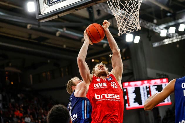 rechts Christian Sengfelder (Brose Bamberg, 43) links Luke Sigma (Alba Berlin, 43) Brose Bamberg - Alba Berlin - easyCredit-BBL - Basketball Bundesliga Saison 2021 22 Spieltag 6, 31.10.2021 Bamberg, Brose Arena Copyright: DanielxLöb