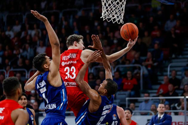Sport Bilder des Tages Mitte Patrick Heckmann (Brose Bamberg, 33) links Oscar da Silva (Alba Berlin, 01) rechts Louis Olinde (Alba Berlin, 19) Brose Bamberg - Alba Berlin - easyCredit-BBL - Basketball Bundesliga Saison 2021 22 Spieltag 6, 31.10.2021 Bamberg, Brose Arena Copyright: DanielxLöb
