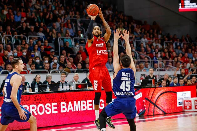 Trevis Simpson (Brose Bamberg, 15) Brose Bamberg - Alba Berlin - easyCredit-BBL - Basketball Bundesliga Saison 2021 22 Spieltag 6, 31.10.2021 Bamberg, Brose Arena Copyright: DanielxLöb