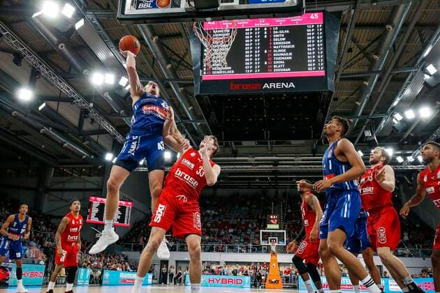 links Luke Sigma (Alba Berlin, 43) rechts Patrick Heckmann (Brose Bamberg, 33) Brose Bamberg - Alba Berlin - easyCredit-BBL - Basketball Bundesliga Saison 2021 22 Spieltag 6, 31.10.2021 Bamberg, Brose Arena Copyright: DanielxLöb