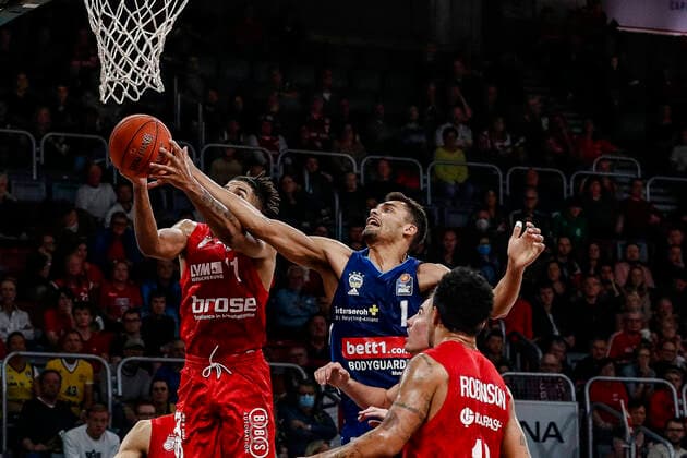Mitte Oscar da Silva (Alba Berlin, 01) links Marvin Omuvwie (Brose Bamberg, 11) rechts Justin Robinson (Brose Bamberg, 12) Brose Bamberg - Alba Berlin - easyCredit-BBL - Basketball Bundesliga Saison 2021 22 Spieltag 6, 31.10.2021 Bamberg, Brose Arena Copyright: DanielxLöb