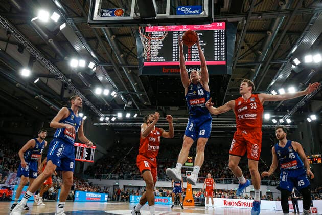 Mitte Luke Sigma (Alba Berlin, 43) Rechts Patrick Heckmann (Brose Bamberg, 33) Links Marcus Eriksson (Alba Berlin, 08) 2.v.l. Marvin Omuvwie (Brose Bamberg, 11) Brose Bamberg - Alba Berlin - easyCredit-BBL - Basketball Bundesliga Saison 2021 22 Spieltag 6, 31.10.2021 Bamberg, Brose Arena Copyright: DanielxLöb