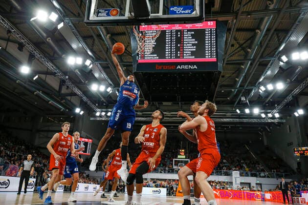 Mitte Louis Olinde (Alba Berlin, 19) Links Patrick Heckmann (Brose Bamberg, 33) Rechts Dominic Lockhart (Brose Bamberg, 03) Brose Bamberg - Alba Berlin - easyCredit-BBL - Basketball Bundesliga Saison 2021 22 Spieltag 6, 31.10.2021 Bamberg, Brose Arena Copyright: DanielxLöb