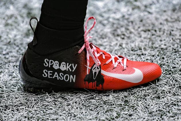 Sport Themen der Woche KW43 Sport Bilder des Tages ATLANTA, GA Ã OCTOBER 31: Halloween cleats worn by Atlanta running back Cordarrelle Patterson (84) during the NFL, American Football Herren, USA game between the Carolina Panthers and the Atlanta Falcons on October 31st, 2021 at Mercedes-Benz Stadium in Atlanta, GA. (Photo by Rich von Biberstein Icon Sportswire) NFL: OCT 31 Panthers at Falcons Icon211031016