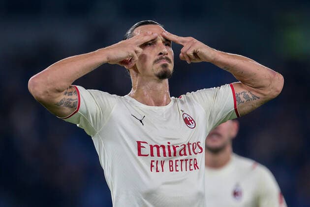 Sport Themen der Woche KW43 Sport Bilder des Tages Serie A ( AS Roma VS AC Milan - 2021 10 31 ) ROME, ITALY, OCT 31: Zlatan Ibrahimovic of AC Milan celebrates after scoring a goal during the Italian Serie A football match between AS Roma and AC Milan at Olympic Stadium in Rome, Italy on Ocober 31, 2021. AC Milan won the match 2-1. Rome Olympic Stadium Italy 7025_248750 Copyright: xGiampieroxSposito PentaxPressx