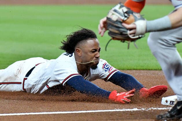 Sport Themen der Woche KW43 Sport Bilder des Tages October 31, 2021, USA: Atlanta Braves second baseman Ozzie Albies dives safely into third base on a single by third baseman Austin Riley (not pictured) during the first inning against the Houston Astros in Game 5 of the World Series at Truist Park, Sunday, Oct. 31, 2021, in Atlanta. USA - ZUMAm67_ 0140609811st Copyright: xHyosubxShinx
