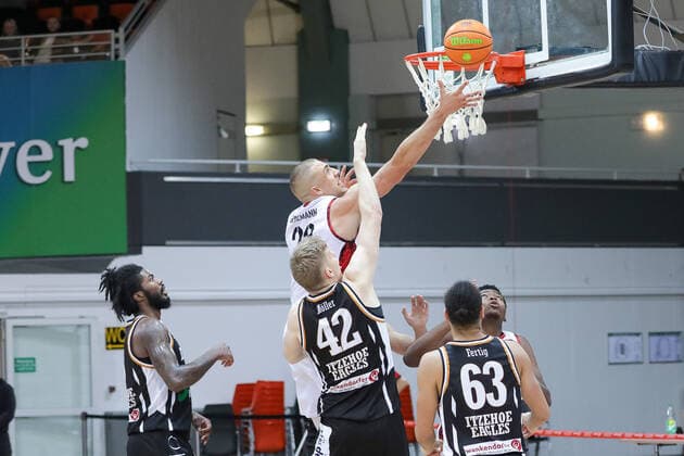 Dennis Heinzmann (Giants TSV Bayer 04 Leverkusen, 22) und Joel Lungelu (Giants TSV Bayer 04 Leverkusen, 55) und Tobias Möller (Itzehoe Eagles, 42) und Leon Fertig (Itzehoe Eagles, 63) und Vance Johnson (Itzehoe Eagles, 03) Giants TSV Bayer 04 Leverkusen vs.Itzehoe Eagles, Basketball,2. Liga,7.Spieltag, Spielzeit 2021 2022, 31.10.2021, Giants TSV Bayer 04 Leverkusen vs.Itzehoe Eagles, Basketball,2. Liga, 7.Spieltag, Spielzeit 2021 2022, 31.10.2021 Leverkusen Copyright: xEibner-Pressefoto SaraxRoustax EP_SRA