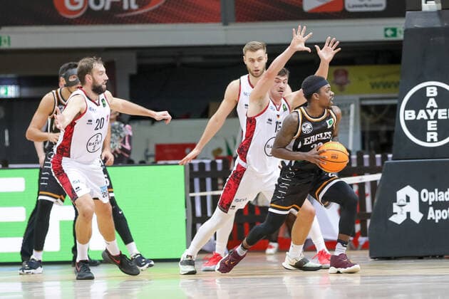 Tyreek Jewell (Itzehoe Eagles, 23) und Andrija Matic (Itzehoe Eagles, 35) und Luca Kahl (Giants TSV Bayer 04 Leverkusen, 15) und Marko Bacak (Giants TSV Bayer 04 Leverkusen, 44) und J.J. Mann (Giants TSV Bayer 04 Leverkusen, 20) Giants TSV Bayer 04 Leverkusen vs.Itzehoe Eagles, Basketball,2. Liga,7.Spieltag, Spielzeit 2021 2022, 31.10.2021, Giants TSV Bayer 04 Leverkusen vs.Itzehoe Eagles, Basketball,2. Liga, 7.Spieltag, Spielzeit 2021 2022, 31.10.2021 Leverkusen Copyright: xEibner-Pressefoto SaraxRoustax EP_SRA