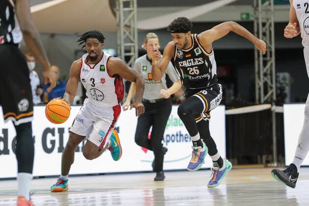 Quentin Goodin (Giants TSV Bayer 04 Leverkusen, 03) und Alieu Ceesay (Itzehoe Eagles, 26) Giants TSV Bayer 04 Leverkusen vs.Itzehoe Eagles, Basketball,2. Liga,7.Spieltag, Spielzeit 2021 2022, 31.10.2021, Giants TSV Bayer 04 Leverkusen vs.Itzehoe Eagles, Basketball,2. Liga, 7.Spieltag, Spielzeit 2021 2022, 31.10.2021 Leverkusen Copyright: xEibner-Pressefoto SaraxRoustax EP_SRA