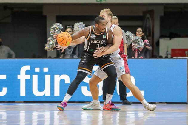 Chris Hooper (Itzehoe Eagles, 01) und Melvin Jostmann (Giants TSV Bayer 04 Leverkusen, 12) Giants TSV Bayer 04 Leverkusen vs.Itzehoe Eagles, Basketball,2. Liga,7.Spieltag, Spielzeit 2021 2022, 31.10.2021, Giants TSV Bayer 04 Leverkusen vs.Itzehoe Eagles, Basketball,2. Liga, 7.Spieltag, Spielzeit 2021 2022, 31.10.2021 Leverkusen Copyright: xEibner-Pressefoto SaraxRoustax EP_SRA