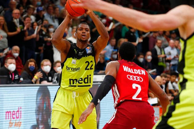 6. Spieltag der easyCredit BBL Basketball Bundesliga in der Oberfrankenhalle in Bayreuth Saison 2021-2022 Medi Bayreuth gegen FC Bayern München Cameron Wells ( Medi Bayreuth 22) links Corey Walden (FC Bayern München 2) rechts