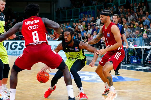 6. Spieltag der easyCredit BBL Basketball Bundesliga in der Oberfrankenhalle in Bayreuth Saison 2021-2022 Medi Bayreuth gegen FC Bayern München Marcus Thornton ( Medi Bayreuth 3) mitte Othello Hunter (FC Bayern München 8) links Nick Weiler-Babb (FC Bayern München 0) rechts