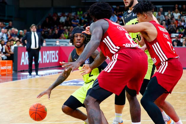 6. Spieltag der easyCredit BBL Basketball Bundesliga in der Oberfrankenhalle in Bayreuth Saison 2021-2022 Medi Bayreuth gegen FC Bayern München Sacar Anim ( Medi Bayreuth 2) links Othello Hunter (FC Bayern München 8) mitte