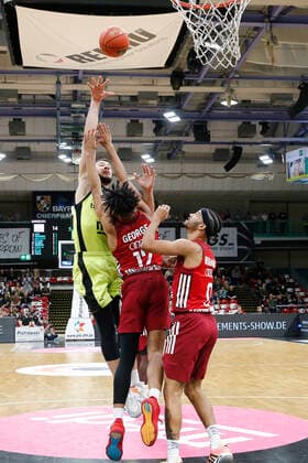 6. Spieltag der easyCredit BBL Basketball Bundesliga in der Oberfrankenhalle in Bayreuth Saison 2021-2022 Medi Bayreuth gegen FC Bayern München Martynas Sajus ( Medi Bayreuth 19) links Jason George (FC Bayern München 12) mitte Nick Weiler-Babb (FC Bayern München 0) rechts