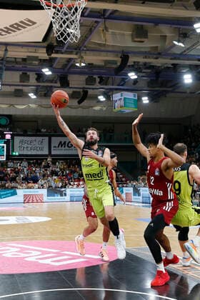 6. Spieltag der easyCredit BBL Basketball Bundesliga in der Oberfrankenhalle in Bayreuth Saison 2021-2022 Medi Bayreuth gegen FC Bayern München Bastian Doreth (Medi Bayreuth 10) links Jason George (FC Bayern München 12) rechts