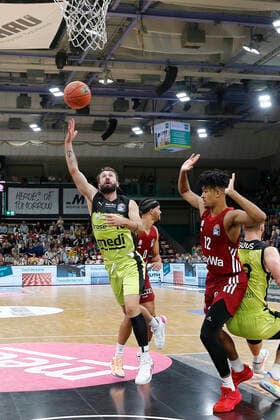6. Spieltag der easyCredit BBL Basketball Bundesliga in der Oberfrankenhalle in Bayreuth Saison 2021-2022 Medi Bayreuth gegen FC Bayern München Bastian Doreth (Medi Bayreuth 10) links Jason George (FC Bayern München 12) rechts