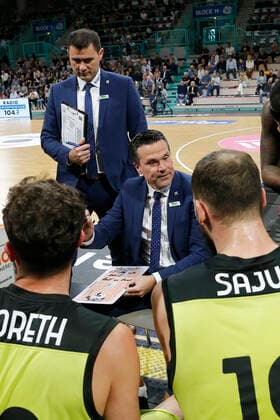 6. Spieltag der easyCredit BBL Basketball Bundesliga in der Oberfrankenhalle in Bayreuth Saison 2021-2022 Medi Bayreuth gegen FC Bayern München Raoul Korner (Medi Bayreuth) Trainer mitte Mauricio Parra ( Medi Bayreuth ) Co-Trainer hinten