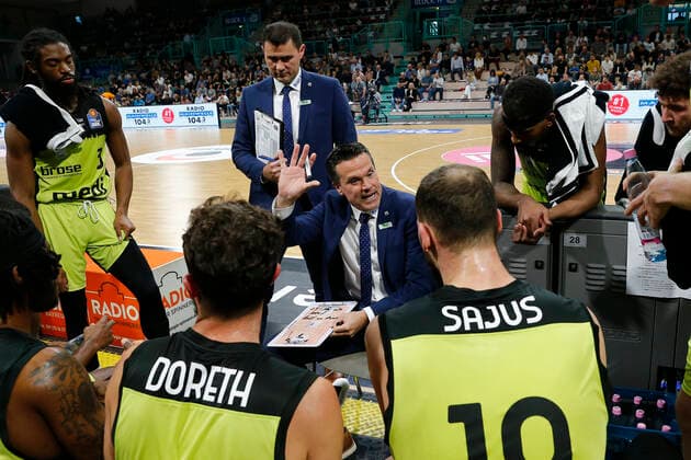 6. Spieltag der easyCredit BBL Basketball Bundesliga in der Oberfrankenhalle in Bayreuth Saison 2021-2022 Medi Bayreuth gegen FC Bayern München Raoul Korner (Medi Bayreuth) Trainer