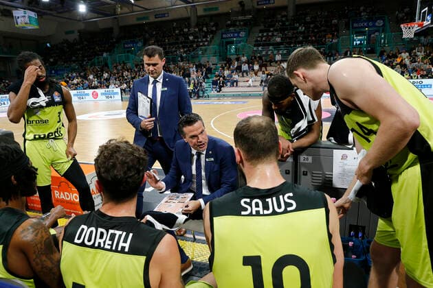 6. Spieltag der easyCredit BBL Basketball Bundesliga in der Oberfrankenhalle in Bayreuth Saison 2021-2022 Medi Bayreuth gegen FC Bayern München Raoul Korner (Medi Bayreuth) Trainer mitte Mauricio Parra ( Medi Bayreuth ) Co-Trainer hinten