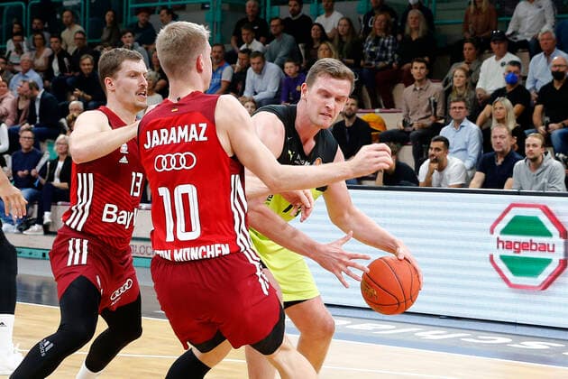 6. Spieltag der easyCredit BBL Basketball Bundesliga in der Oberfrankenhalle in Bayreuth Saison 2021-2022 Medi Bayreuth gegen FC Bayern München Moritz Sanders ( Medi Bayreuth 14) rechts Ognjen Jaramaz (FC Bayern München 10) mitte Andreas Obst (FC Bayern München 13) links
