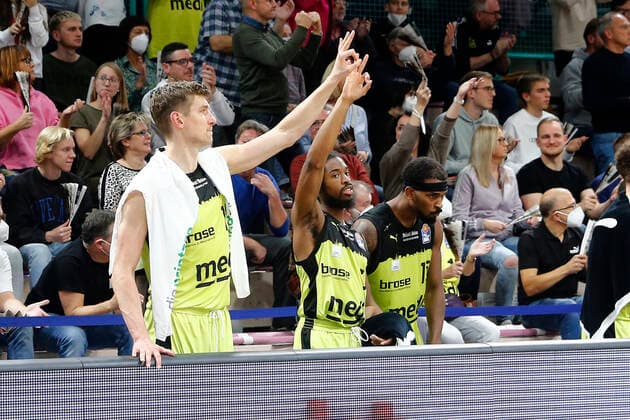6. Spieltag der easyCredit BBL Basketball Bundesliga in der Oberfrankenhalle in Bayreuth Saison 2021-2022 Medi Bayreuth gegen FC Bayern München Andreas Seiferth (Medi Bayreuth 11) links Marcus Thornton ( Medi Bayreuth 3) mitte Terry Allen ( Medi Bayreuth 15) rechts