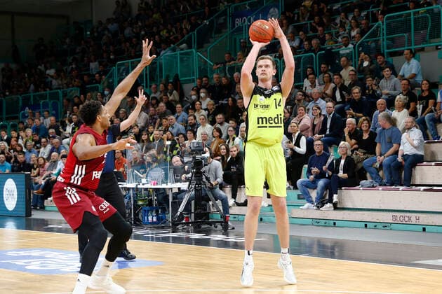 6. Spieltag der easyCredit BBL Basketball Bundesliga in der Oberfrankenhalle in Bayreuth Saison 2021-2022 Medi Bayreuth gegen FC Bayern München Moritz Sanders ( Medi Bayreuth 14) rechts Augustine Rubit (FC Bayern München 21) links