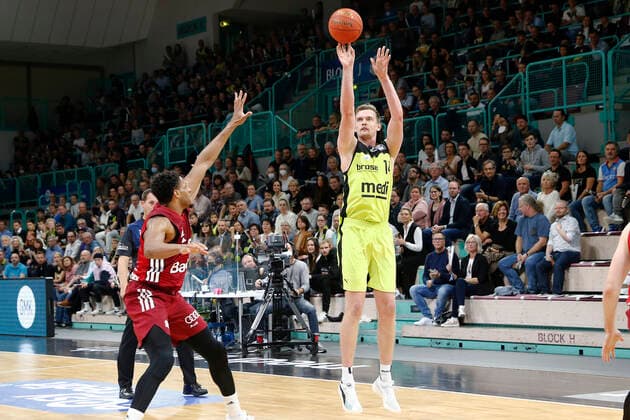 6. Spieltag der easyCredit BBL Basketball Bundesliga in der Oberfrankenhalle in Bayreuth Saison 2021-2022 Medi Bayreuth gegen FC Bayern München Moritz Sanders ( Medi Bayreuth 14) rechts Augustine Rubit (FC Bayern München 21) links
