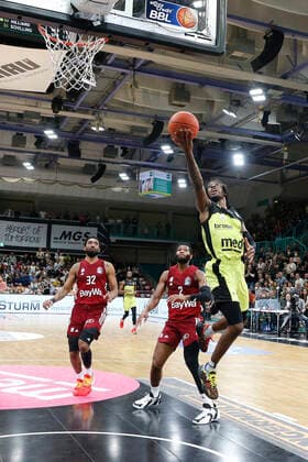 6. Spieltag der easyCredit BBL Basketball Bundesliga in der Oberfrankenhalle in Bayreuth Saison 2021-2022 Medi Bayreuth gegen FC Bayern München Sacar Anim ( Medi Bayreuth 2) rechts Darrun Hilliard (FC Bayern München 32) links