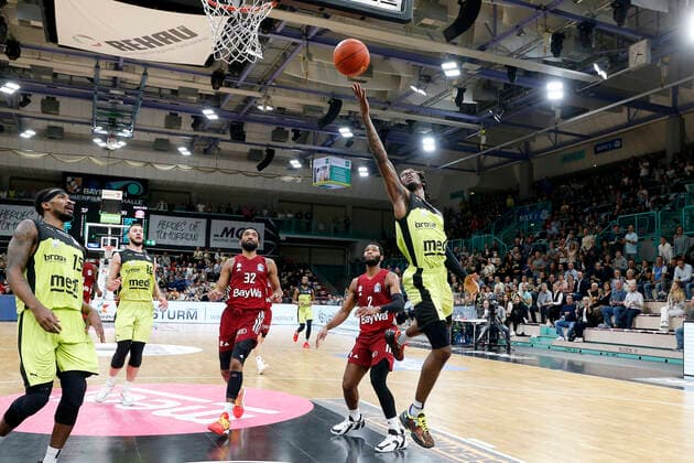 6. Spieltag der easyCredit BBL Basketball Bundesliga in der Oberfrankenhalle in Bayreuth Saison 2021-2022 Medi Bayreuth gegen FC Bayern München Sacar Anim ( Medi Bayreuth 2) rechts Darrun Hilliard (FC Bayern München 32) links