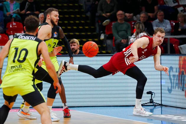 6. Spieltag der easyCredit BBL Basketball Bundesliga in der Oberfrankenhalle in Bayreuth Saison 2021-2022 Medi Bayreuth gegen FC Bayern München Bastian Doreth (Medi Bayreuth 10) links Andreas Obst (FC Bayern München 13) rechts