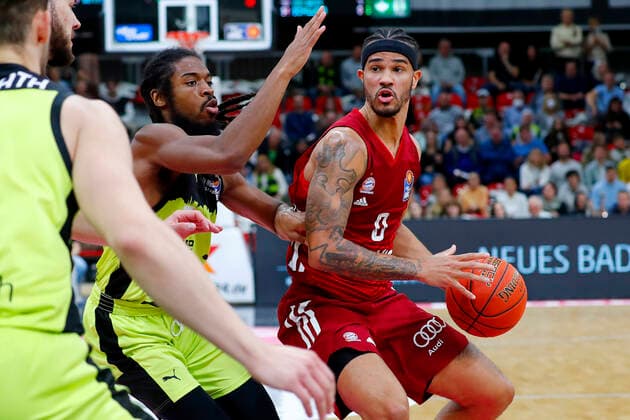 6. Spieltag der easyCredit BBL Basketball Bundesliga in der Oberfrankenhalle in Bayreuth Saison 2021-2022 Medi Bayreuth gegen FC Bayern München Marcus Thornton ( Medi Bayreuth 3) links Nick Weiler-Babb (FC Bayern München 0) rechts