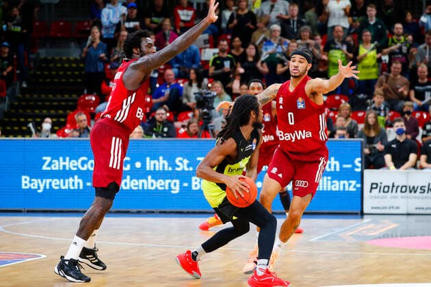 6. Spieltag der easyCredit BBL Basketball Bundesliga in der Oberfrankenhalle in Bayreuth Saison 2021-2022 Medi Bayreuth gegen FC Bayern München Marcus Thornton ( Medi Bayreuth 3) mitte Othello Hunter (FC Bayern München 8) links Nick Weiler-Babb (FC Bayern München 0) rechts