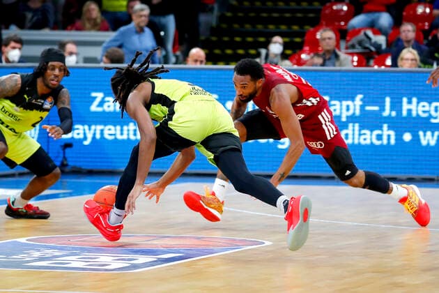 6. Spieltag der easyCredit BBL Basketball Bundesliga in der Oberfrankenhalle in Bayreuth Saison 2021-2022 Medi Bayreuth gegen FC Bayern München Marcus Thornton ( Medi Bayreuth 3) links Darrun Hilliard (FC Bayern München 32) rechts