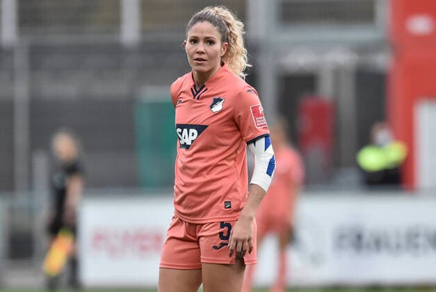 Fußball Frauen DFB-Pokal Saison 2021 2022 3. Runde: Bayer 04 Leverkusen - TSG Hoffenheim am 31.10.2021 im Ulrich-Haberland-Stadion in Leverkusen Luana Chiara Bühler ( TSG Hoffenheim ) DFB regulations prohibit any use of photographs as image sequences and or quasi-video. Nordrhein-Westfalen Deutschland