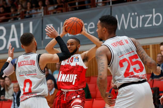 31.10.2021, Basketball, BBL, Hauptrunde 2021 - 2022, s.Oliver Wuerzburg - Jobstairs Giessen 46ers, GER, Wuerzburg, s.Oliver Arena Bild: v. li. Kendale McCullum (JobStairs GIESSEN 46ers), Cameron Hunt (s.Oliver Wuerzburg) und Phillip Fayne II (JobStairs GIESSEN 46ers) Copyright: HMBxMedia xHeikoxBecker