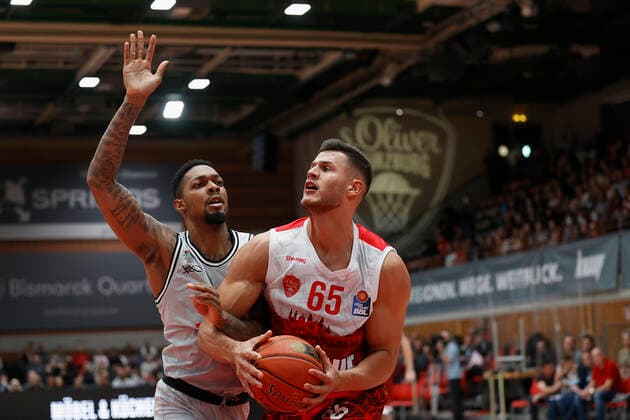 31.10.2021, Basketball, BBL, Hauptrunde 2021 - 2022, s.Oliver Wuerzburg - Jobstairs Giessen 46ers, GER, Wuerzburg, s.Oliver Arena Bild: v. li. Phillip Fayne II (JobStairs GIESSEN 46ers) und Filip Stanic (s.Oliver Wuerzburg) Copyright: HMBxMedia xHeikoxBecker