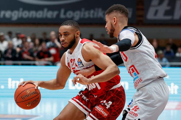 31.10.2021, Basketball, BBL, Hauptrunde 2021 - 2022, s.Oliver Wuerzburg - Jobstairs Giessen 46ers, GER, Wuerzburg, s.Oliver Arena Bild: v. li. Cameron Hunt (s.Oliver Wuerzburg) und Kendale McCullum (JobStairs GIESSEN 46ers) Copyright: HMBxMedia xHeikoxBecker