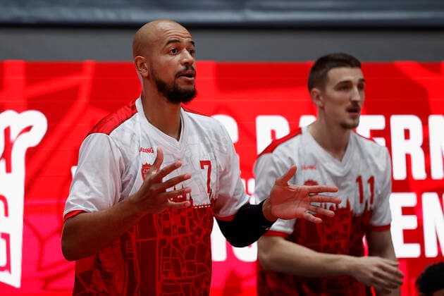 31.10.2021, Basketball, BBL, Hauptrunde 2021 - 2022, s.Oliver Wuerzburg - Jobstairs Giessen 46ers, GER, Wuerzburg, s.Oliver Arena Bild: v. li. Alex King (s.Oliver Wuerzburg) und Tomasz Gielo (s.Oliver Wuerzburg) Copyright: HMBxMedia xHeikoxBecker