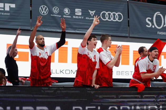 31.10.2021, Basketball, BBL, Hauptrunde 2021 - 2022, s.Oliver Wuerzburg - Jobstairs Giessen 46ers, GER, Wuerzburg, s.Oliver Arena Bild: v. li. Wuerzburger Bank jubelt Copyright: HMBxMedia xHeikoxBecker