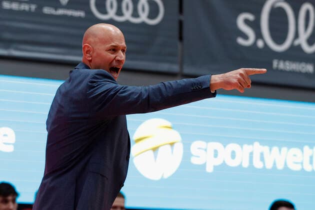 31.10.2021, Basketball, BBL, Hauptrunde 2021 - 2022, s.Oliver Wuerzburg - Jobstairs Giessen 46ers, GER, Wuerzburg, s.Oliver Arena Bild: v. li. Headcoach Denis Wucherer (s.Oliver Wuerzburg) Copyright: HMBxMedia xHeikoxBecker