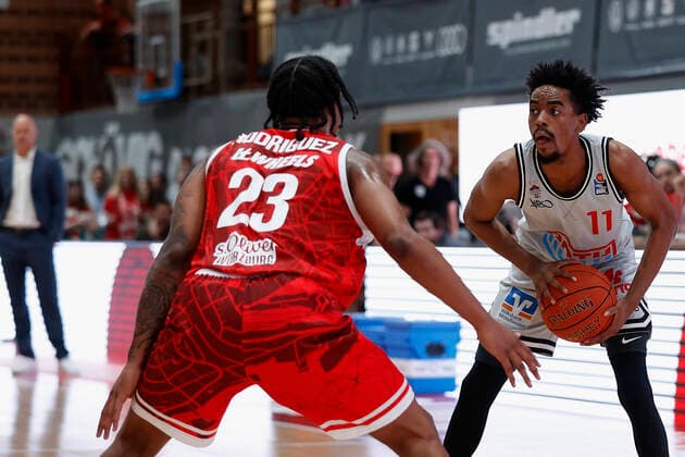 31.10.2021, Basketball, BBL, Hauptrunde 2021 - 2022, s.Oliver Wuerzburg - Jobstairs Giessen 46ers, GER, Wuerzburg, s.Oliver Arena Bild: v. li. Desi Rodriguez (s.Oliver Wuerzburg) und Jalen Tate (JobStairs GIESSEN 46ers) Copyright: HMBxMedia xHeikoxBecker