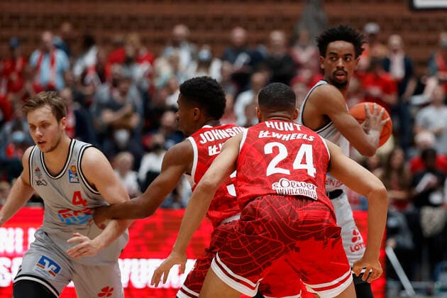 31.10.2021, Basketball, BBL, Hauptrunde 2021 - 2022, s.Oliver Wuerzburg - Jobstairs Giessen 46ers, GER, Wuerzburg, s.Oliver Arena Bild: v. li. Kilian Binapfl (JobStairs GIESSEN 46ers), Kerron Johnson (s.Oliver Wuerzburg), Cameron Hunt (s.Oliver Wuerzburg) und Jalen Tate (JobStairs GIESSEN 46ers) Copyright: HMBxMedia xHeikoxBecker